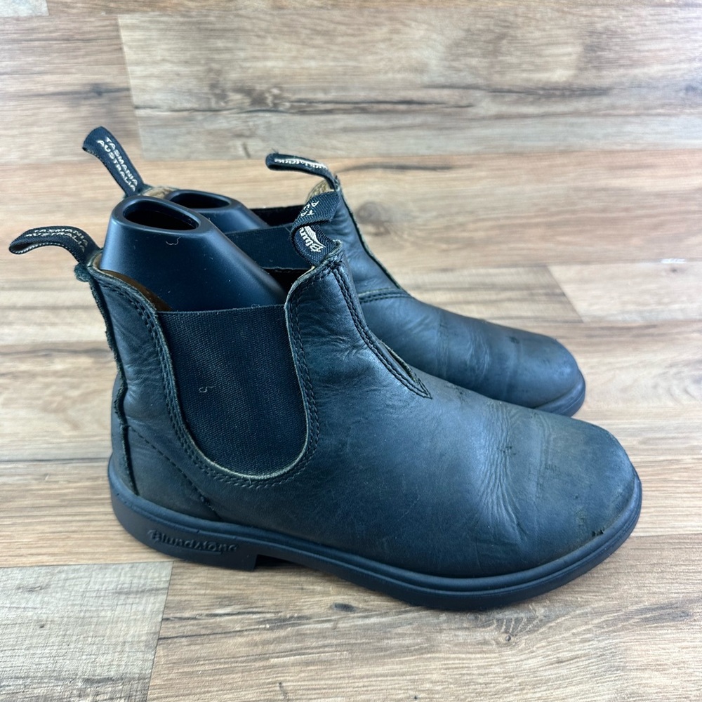Blundstone black leather Chelsea boots. Women’s Classic water resistant. Size 6